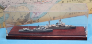 Schulfregatten F 216 "Scheer" mit F 218 "Brommy" in Vitrine (1 St.) D 1962 Albatros ALK-SV 224-227  - bitte separat bestellen